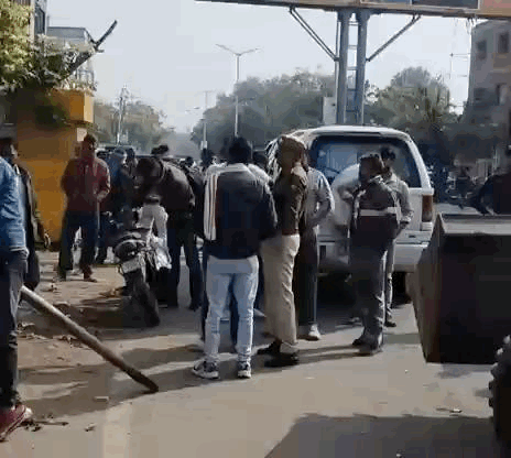 कार्रवाई के दौरान यूआईटी अधिकारी ओर पुलिस जाप्ता मौजूद रहा