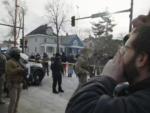 प्रदर्शनकारियों ने पुलिस के सामने ICE के खिलाफ नारेबाजी की।