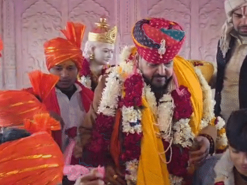 नंदिनी मंदिर में अयोध्या से आए 2000 ने जन्मदिन की बधाई दी।