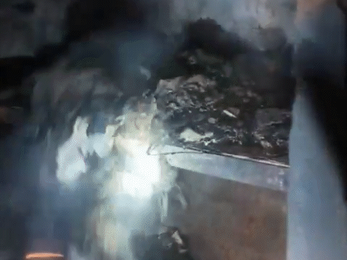 यह तस्वीर 14 मार्च की है। जस्टिस यशवंत वर्मा के घर में लगी आग में 500-500 के नोट जले थे।