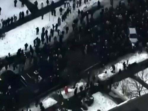 महिला को गोली मारने के खिलाफ हजारों लोग मिनियापोलिस की सड़कों पर उतर आए।