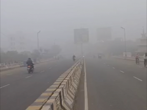 घने कोहरे का असर हवाई और रेल यातायात पर भी साफ दिखाई दिया। बुधवार को रांची एयरपोर्ट पर आधा दर्जन से ज्यादा विमान अपने निर्धारित समय से देरी से पहुंचे।