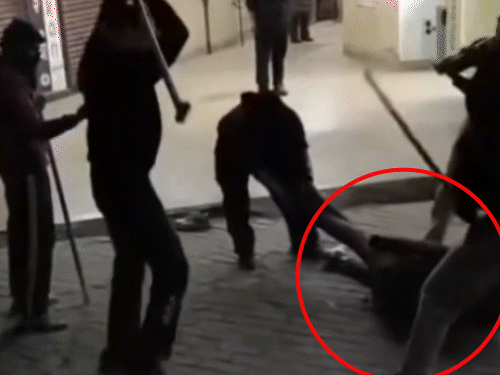 हिमाचल के परवाणू में ड्राइवर को लाठी व रॉड के साथ पीटते आरोपी।