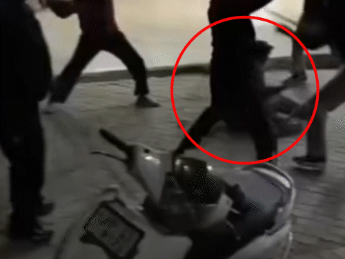 परवाणू में टैक्सी ड्राइवर को पीटते हुए कालका से आए हमलावर।