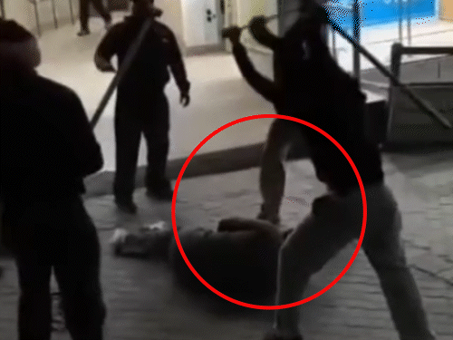 हरियाणा के कालका से आए हमलावर एक टैक्सी ड्राइवर को पीटते हुए।