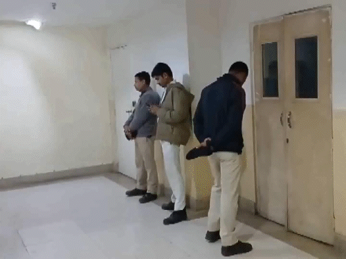 I-PAC के ऑफिस के बाहर इन्फोर्समेंट डायरेक्टरेट (ED) की टीम और सुरक्षाबल।