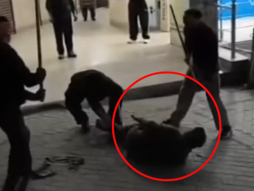 परवाणू में एक ड्राइवर को पांच से छह आरोपी बेहरमी से पीटते हुए।