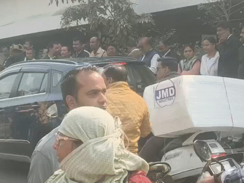 आने-जाने वाले रास्तों पर भी सख्त निगरानी रखी जा रही है। जिससे जीई रोड पर काफी भीड़ जमा हो गई है।