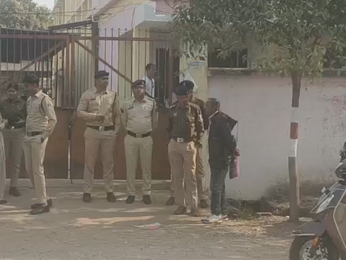 कोर्ट परिसर और आसपास के इलाकों में भारी संख्या में पुलिस बल तैनात कर दिया गया है।