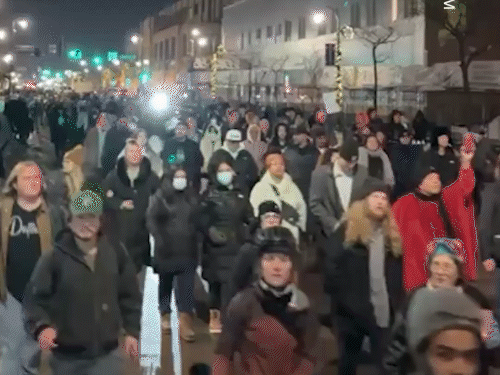 महिला के हत्या के विरोध में लोगों ने मिनियापोलिस में मार्च निकाला।