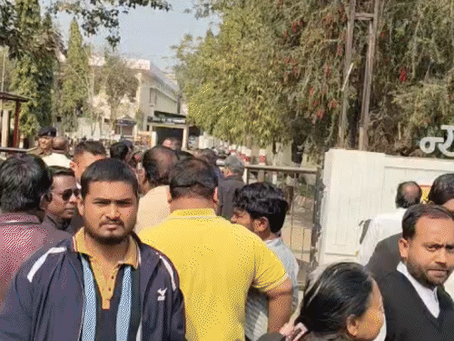 सुरक्षा के मद्देनजर पूरे जिला न्यायालय परिसर को तुरंत खाली कराया गया। न्यायालय कर्मचारियों और आम नागरिकों को सुरक्षित बाहर निकाला गया।