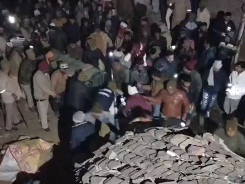 तेंदुए को पकड़कर पिंजरे में डाला गया।