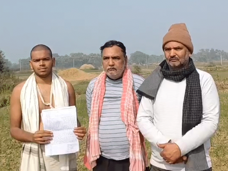 अपने दोनों बड़े पापा के साथ मृतक प्रवीण सिंह का बेटा शुभम सिंह।