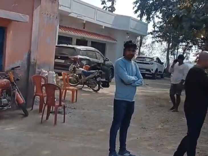 प्रवीण सिंह के परिजन के मुताबिक 11 महीने पहले ही प्रवीण सिंह की पत्नी की बीमारी से मौत हुई थी, उसी समय घर में 25 लाख रुपए कैश और ज्वेलरी की चोरी भी हुई थी।