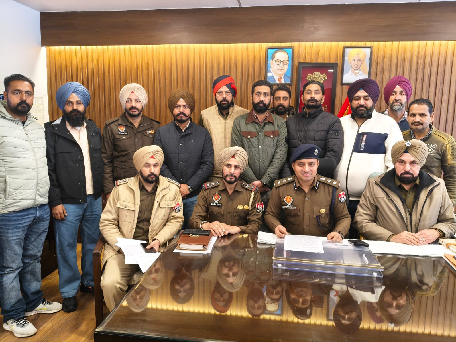 एसएसपी भगीरथ सिंह मीणा मामले की जानकारी देते हुए।