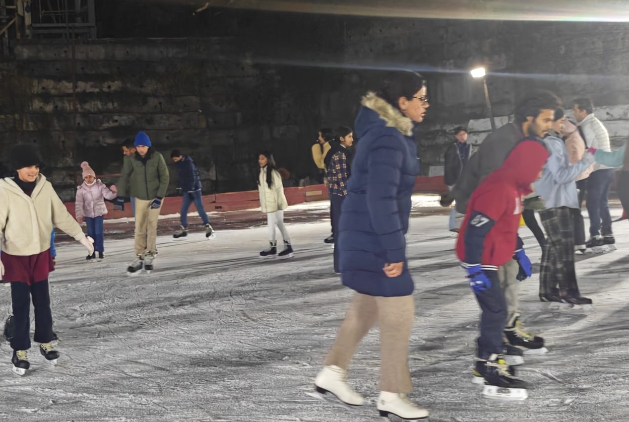 शिमला के लक्कड़ बाजार में स्केटिंग करते हुए टूरिस्ट और लोकल लोग।