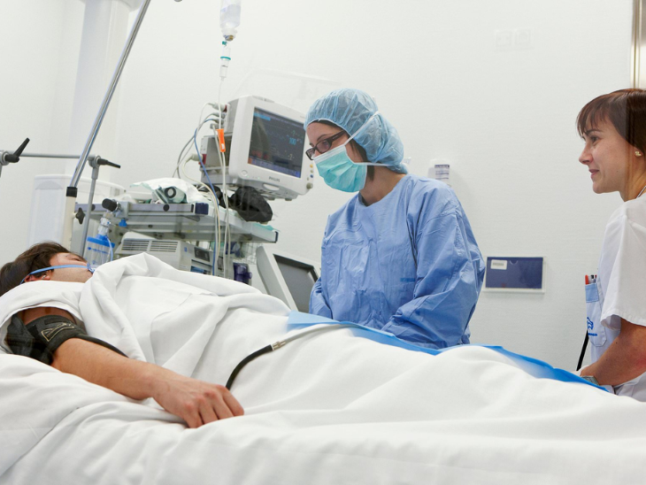 घायल मसूद को ढाका मेडिकल कॉलेज अस्पताल में भर्ती कराया गया है। अस्पताल पुलिस के अनुसार, मसूद के पेट के बाएं हिस्से में गोली लगी है और उनका इलाज जारी है। (प्रतीकात्मक तस्वीर)