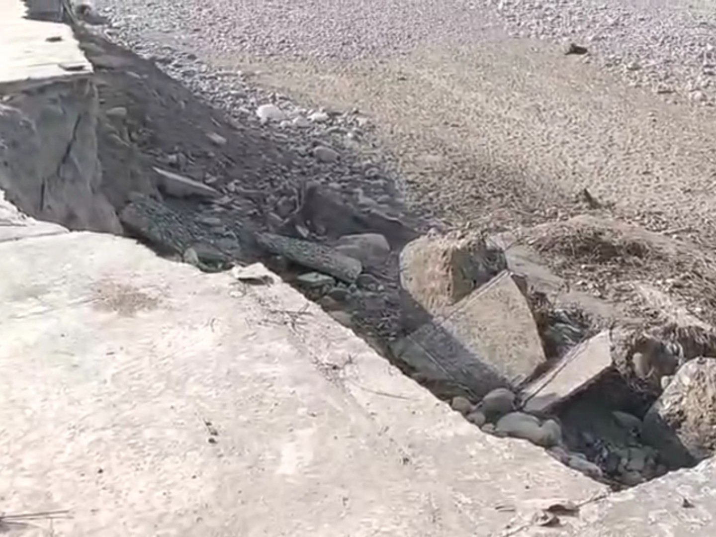 पठानकोट के गांव में सड़क पर शव का अंतिम संस्कार:  रावी नदी में आई बाढ़ में बहा, ग्रामीण बोले- प्रशासन से कई बार कर चुके मांग – Pathankot News