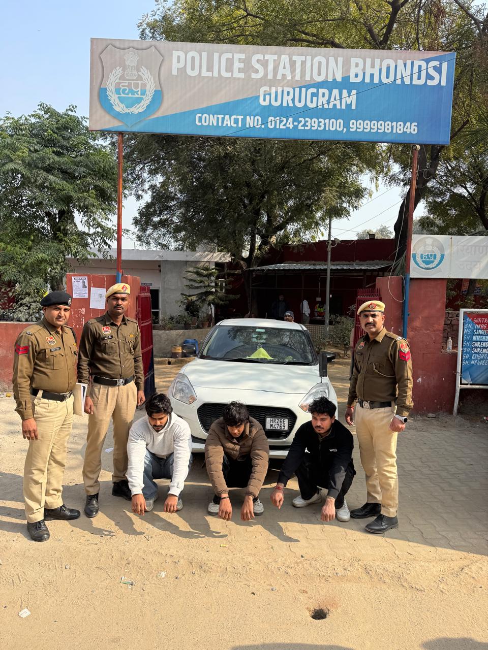 गुरुग्राम में स्विफ्ट कार से स्टंट करने वालों को पुलिस ने अरेस्ट कर लिया है।