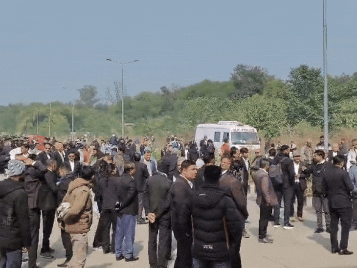 बम से उड़ाने की धमकी मिलने पर वकीलों को बाहर निकाला गया।