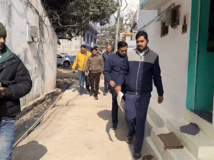 राजस्व टीम अतिक्रमण अमले और पुलिस बल के साथ बकायादारों के घर पहुंची