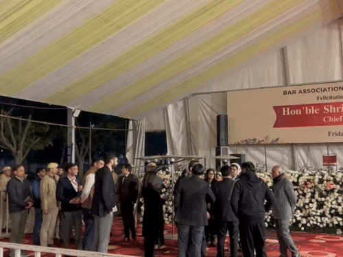 सीजेआई के कार्यक्रम को लेकर देर रात तक तैयारी करते न्यायिक एवं प्रशासनिक अधिकारी।