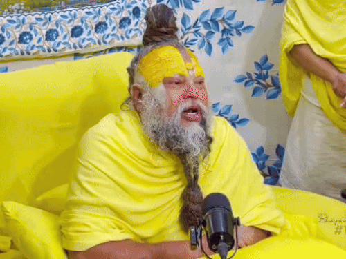 प्रेमानंद महाराज की सलाह सुनते हुए आर्यन मान।