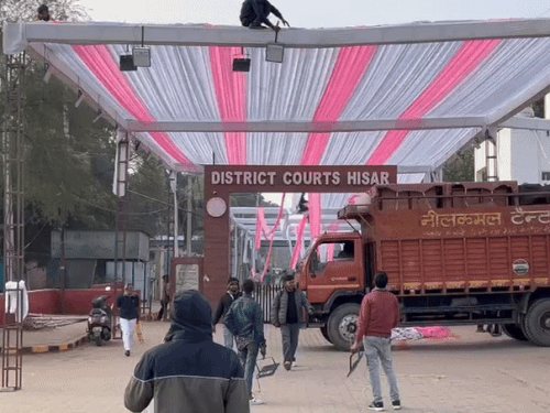 हिसार कोर्ट के आगे सीजेएम के सम्मान समारोह की तैयारियां चल रही हैं।