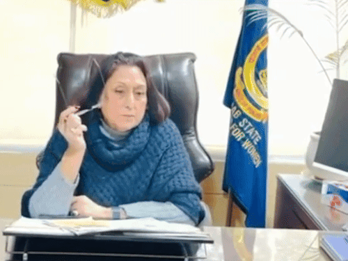 महिला आयोग की चेयरपर्सन राज लाली गिल ने पूछा कि इस बारे में तुम्हारे हसबैंड को नहीं पता।