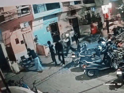 एक्टिवा पर पत्थर मारते शरारती तत्व।