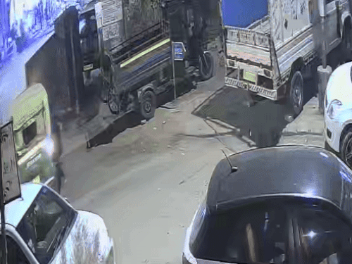 ऑटो से उतरकर ई-रिक्शा में बैठता आरोपी।