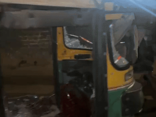 शरारती तत्वों ने तोड़े ऑटो के शीशे।