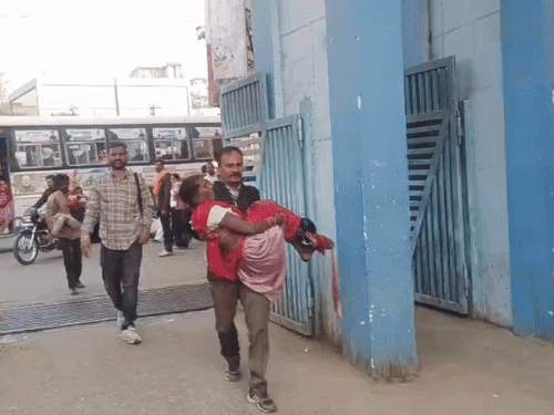 तस्वीर, में रोडवेज ड्राइवर महिला को उठाए अस्पताल के अंदर स्ट्रेचर तक ले जाते नजर आ रहे हैं।