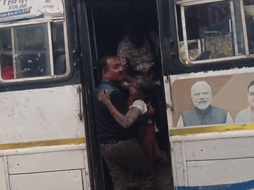 ड्राइवर ने ही महिला को MGH अस्पताल के बाहर बस से गोद में लेकर उतारा था।