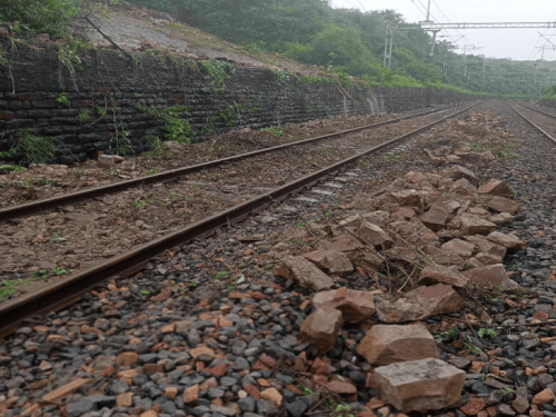3 सितंबर को कंवलपुरा–दरा के बीच सुबह करीब 4 तेज बारिश में बड़ी मात्रा में पहाड़ी का मलबा रेल पटरी पर गिर गया था।