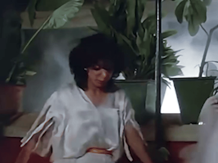 জলওয়া ছবির গানে অর্চনা পুরান সিংয়ের সঙ্গে ফারাহ খান।