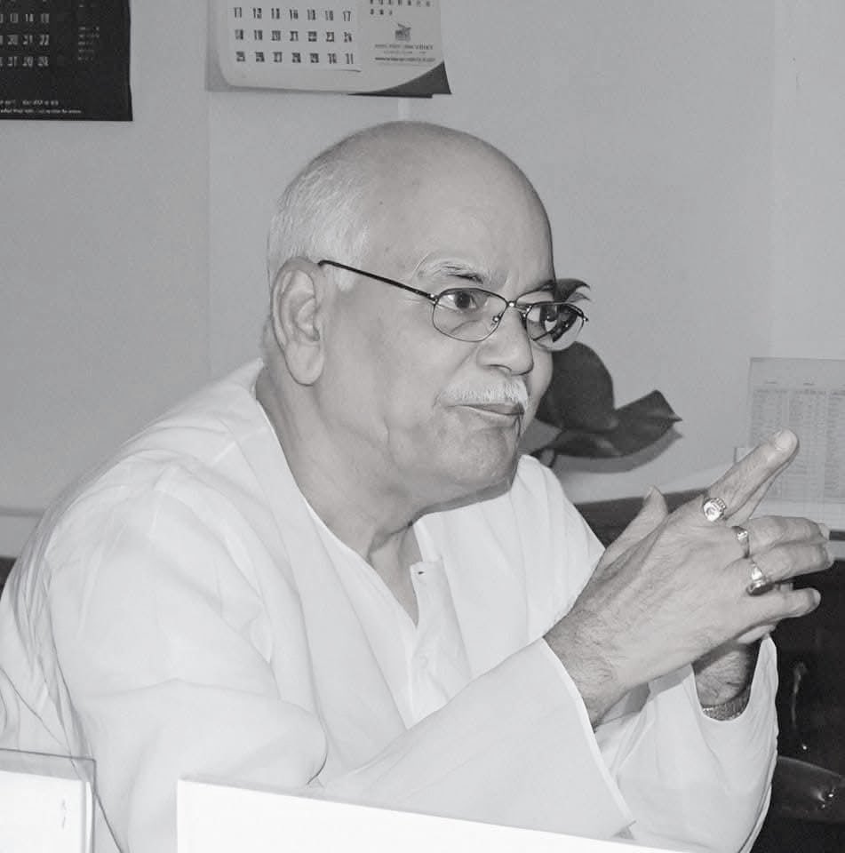 कवीन्द्र पुरकायस्थ का जन्म तत्कालीन सिलहट जिले के कमरखाल में हुआ था, जो वर्तमान में बांग्लादेश का हिस्सा है।