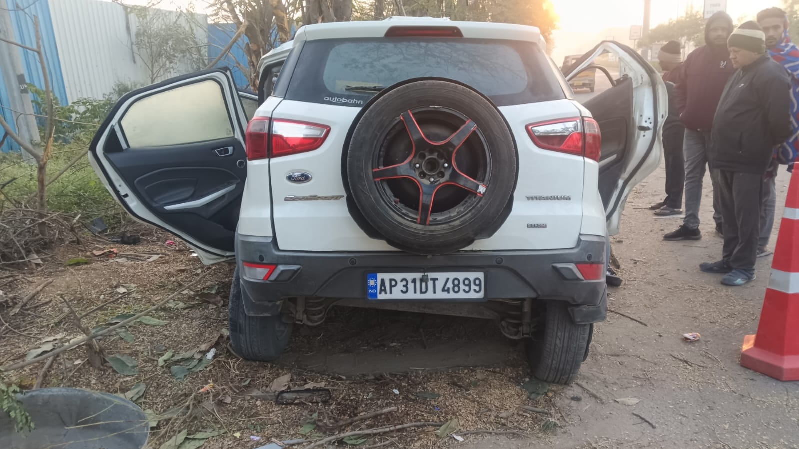 हादसे के बाद घटनास्थल पर लोगों की भीड़ जमा हो गई।