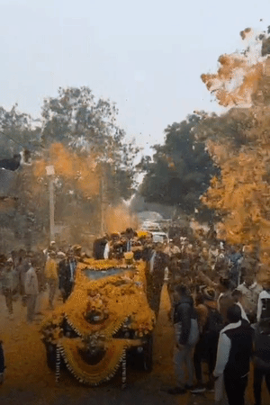 बुलडोजर से रास्ते में फूल बरसाए गए। बर्थडे पर राष्ट्रकथा स्थल पर 5 लाख लोगों के भंडारे का आयोजन किया गया है।