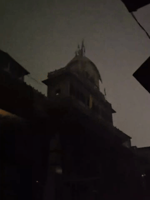 मॉक ड्रिल के दौरान बांके बिहारी मंदिर और इसके आस पास के इलाकों में लाइट काट दी गई।