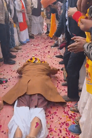 राष्ट्रकथा स्थल में बर्थडे कार्यक्रम में पहुंचने के पहले उन्होंने नंदिनी मंदिर में पूजा किया। मंदिर द्वार पर साष्टांग होकर उन्होंने प्रणाम किया।