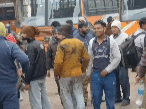 बस डिपो पर चीखने चिल्लाने की आवाज सुनकर देखने के लिए भीड़ लग गई।