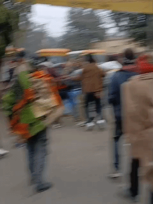 सोनू सैनी का आरोप है- बस ड्राइवर और उसके साथियों ने उन्हें और बेटों को लाठी-डंडों से मारा है।