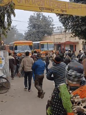 सोनू और दोनों बेटों ने रोडवेज कर्मचारियों से छोड़ने की गुहार लगाई लेकिन उन्होंने नहीं छोड़ा।