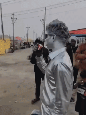 सिल्वर बॉय से लोग मिलने और सेल्फी लेने पहुंच रहे हैं।