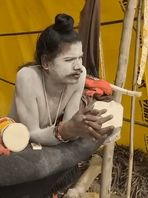 बाबा पिछले 7 वर्षों से एक पैर पर खड़े होकर कठिन तपस्या कर रहे हैं।