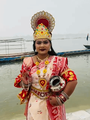 रीवा की रहने वाली मोना मां गंगा की ड्रेस में पहुंची हैं। एक हाथ में कलश और दूसरे में माला ली हुई है, जबकि सिर पर मुकुट पहना है।