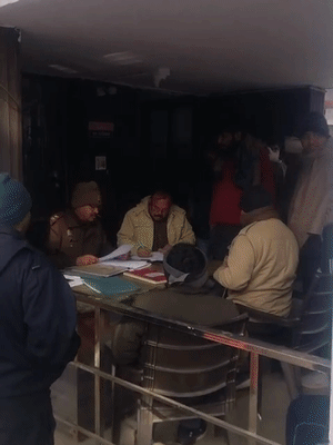 ये सुबह 8 बजे वारदात के बाद की फोटो है। ग्रामीण और परिजनों ने थाने पहुंचकर शिकायत दर्ज कराई।