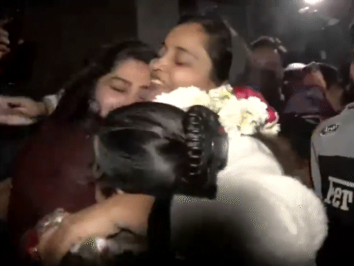 गुलफिशा फातिमा की रिहाई के दौरान परिवारजनों ने फूल-मालाओं और मिठाइयों से स्वागत किया।