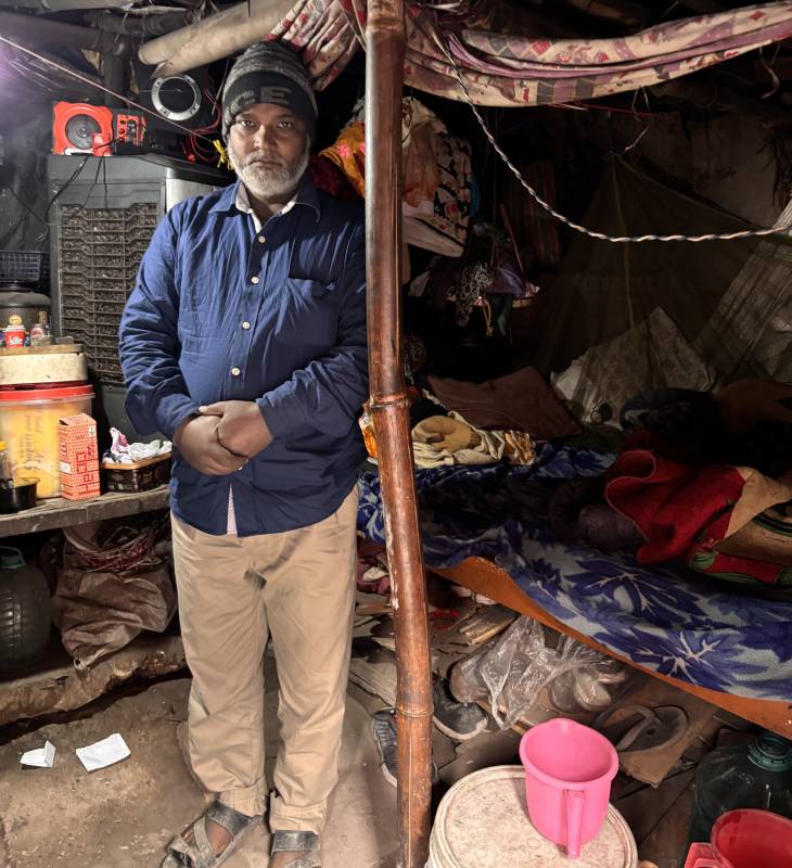 कैसर बताते हैं कि उनकी पैदाइश दिल्ली में हुई और पिछले 15 साल से वे बिहारी मार्केट की झुग्गियों में रह रहे हैं।
